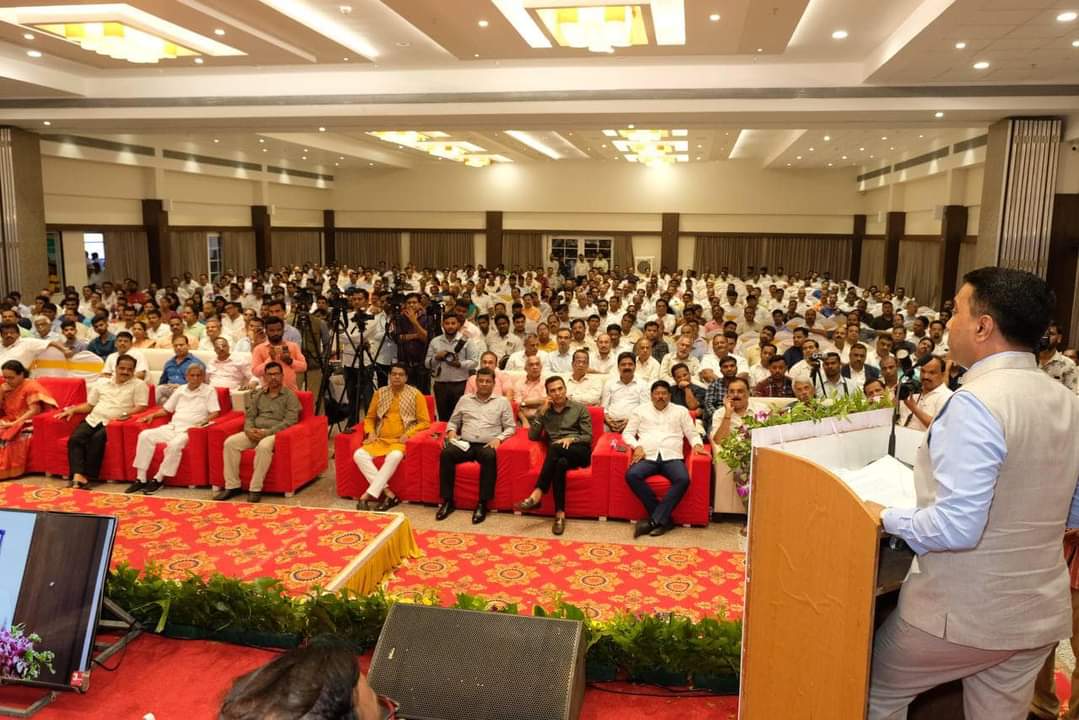 NormanCFernand1's tweet photo. Blessed to catch a glimpse of Shri Narayan Rane Ji on his birthday function at Aradhya Hotel Kudal 🙏 🙏 
@MeNarayanRane 
Wishing him a good health and prosperity https://t.co/zVb52xbgBl