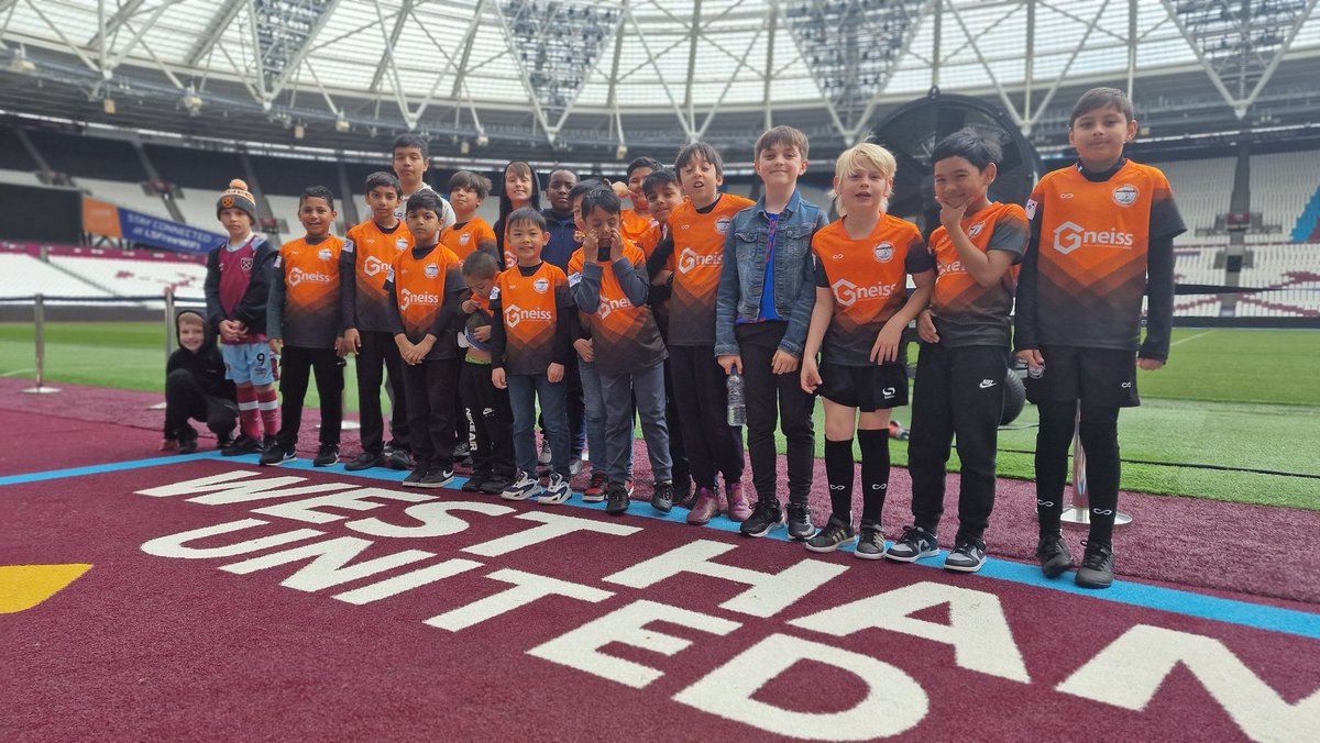 cwfa8's tweet photo. On Monday  10th April, young people  @cwfa8 enjoyed a London Stadium tour home of @WestHam all made possible through @JPFoundation 
❤️⚽️⚒️😊 #westham #stadium #Tours #football #youngpeople #fun https://t.co/Nczm31aelV