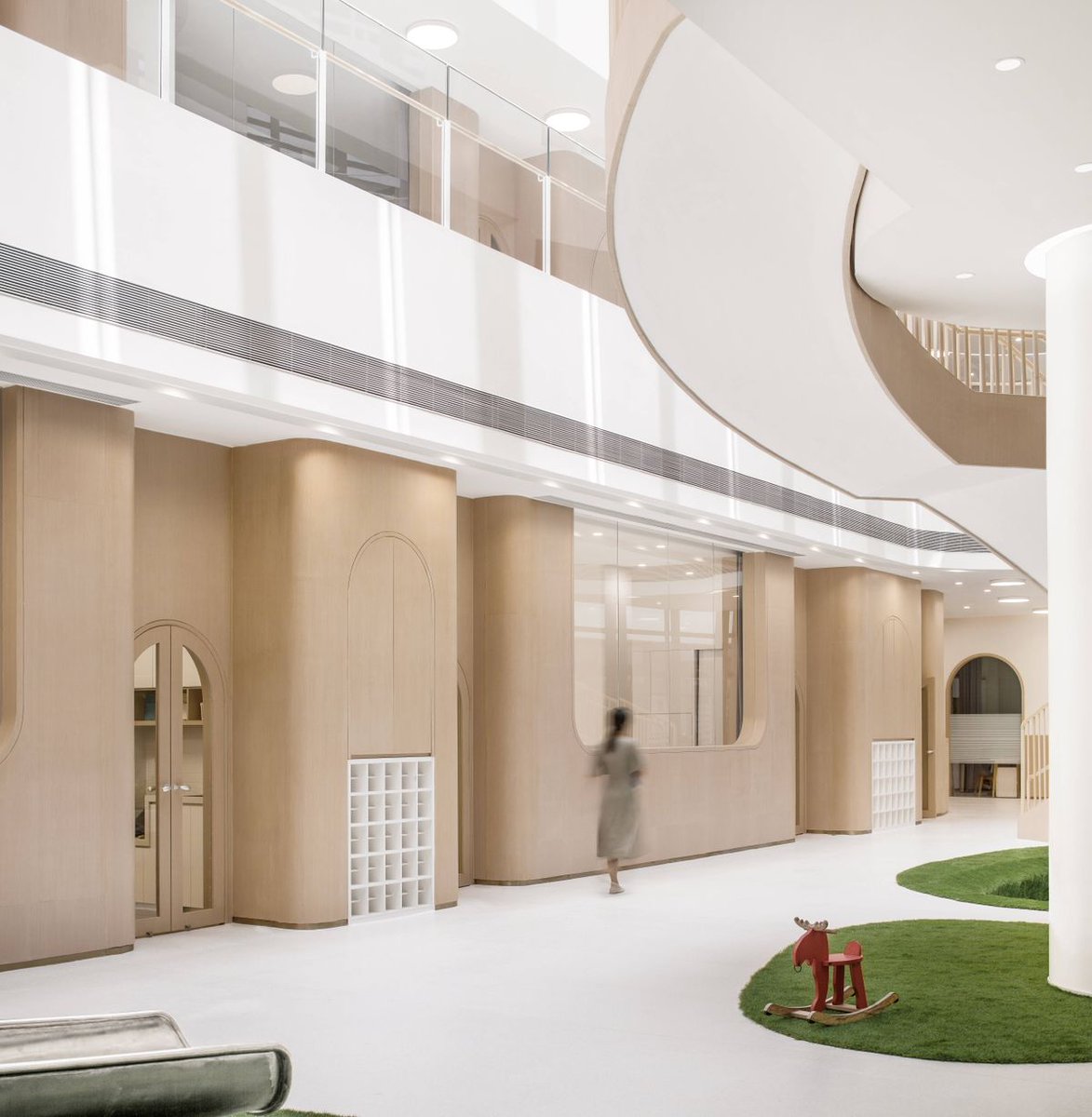 Architizer's tweet image. This design creates an atrium based on the original structure and brings an experience of wandering in the woods. The columns and beams immediately become trees and bridges, creating an imaginative space for students to learn and grow. 
.
Full story: arc.ht/3mcnYMK