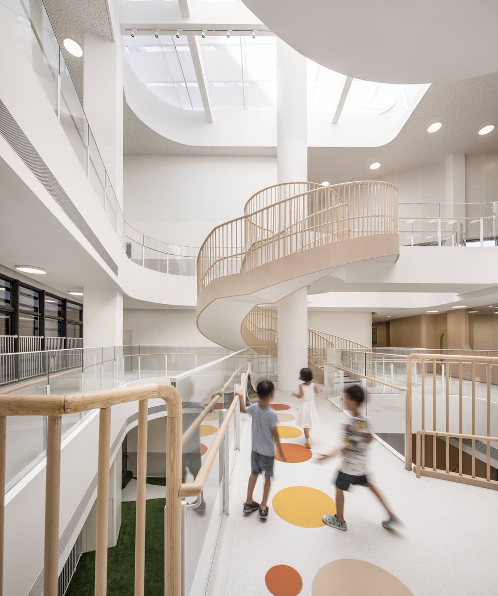 Architizer's tweet image. This design creates an atrium based on the original structure and brings an experience of wandering in the woods. The columns and beams immediately become trees and bridges, creating an imaginative space for students to learn and grow. 
.
Full story: arc.ht/3mcnYMK