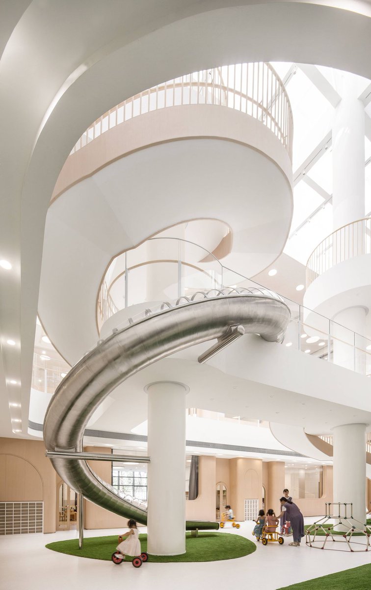 Architizer's tweet image. This design creates an atrium based on the original structure and brings an experience of wandering in the woods. The columns and beams immediately become trees and bridges, creating an imaginative space for students to learn and grow. 
.
Full story: arc.ht/3mcnYMK