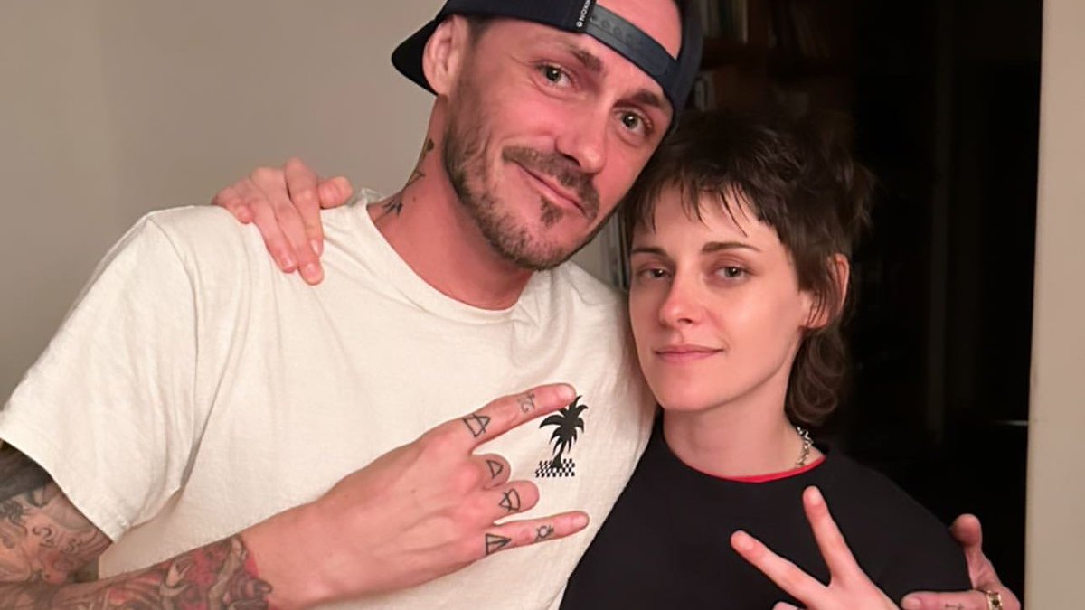 bustedsunsets's tweet photo. #NationalSiblingsDay #KristenStewart https://t.co/yWb3fLmqFE