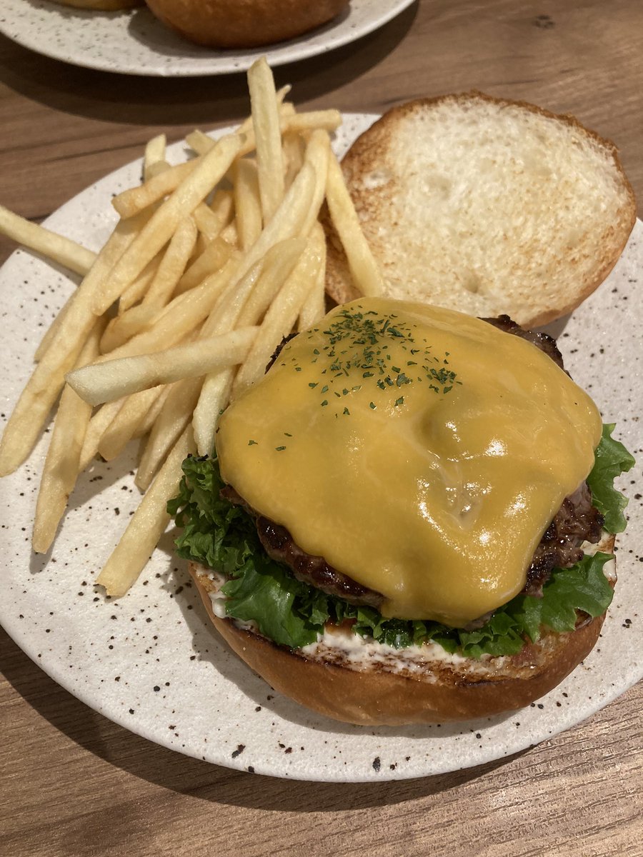 KZ68874770's tweet photo. 今日のお昼はリッチにチーズバーガー。
#MONKEYTREE https://t.co/Az0EEvqjTE