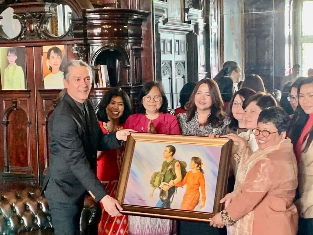 OoKoLinn3's tweet image. ဒေါ်အောင်ဆန်းစုကြည်ရဲ့ သားငယ် #ကင်မ်အဲရစ်ဟာ "Together with Kim" ဆိုတဲ့ ကမ်ပိန်းလေးကနေ ရန်ပုံငွေ စုစုပေါင်း ဒေါ်လာ ၅၅၀၀၀ ကို ရှာဖွေ ကူညီနိုင်ခဲ့တယ်။ ပြီးခဲ့တဲ့နှစ်ကလည်း သူ့ရဲ့ ကိုယ်ပိုင်အနုပညာလက်ရာလေးကနေ ဒေါ်လာ ၁.၇ သန်း ရရှိခဲ့ပါတယ်။

#Aung Kyaw Sint