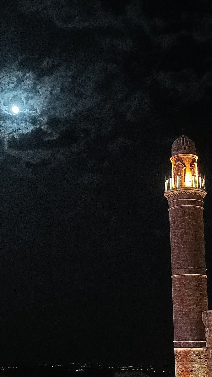 dışardan bakınca belli olmayan zor şeyler yaşadım.kendime bile açıklayamadığım şeyleri kimseye hissettirmedim. zaten pek hâlimden anlayan da yoktu. içimde yaşayıp bitirmeye o kadar alıştım ki gece yanlışlarımla astığım kendimi sabah umutlarımla sarılmaktan hiç çekinmedim