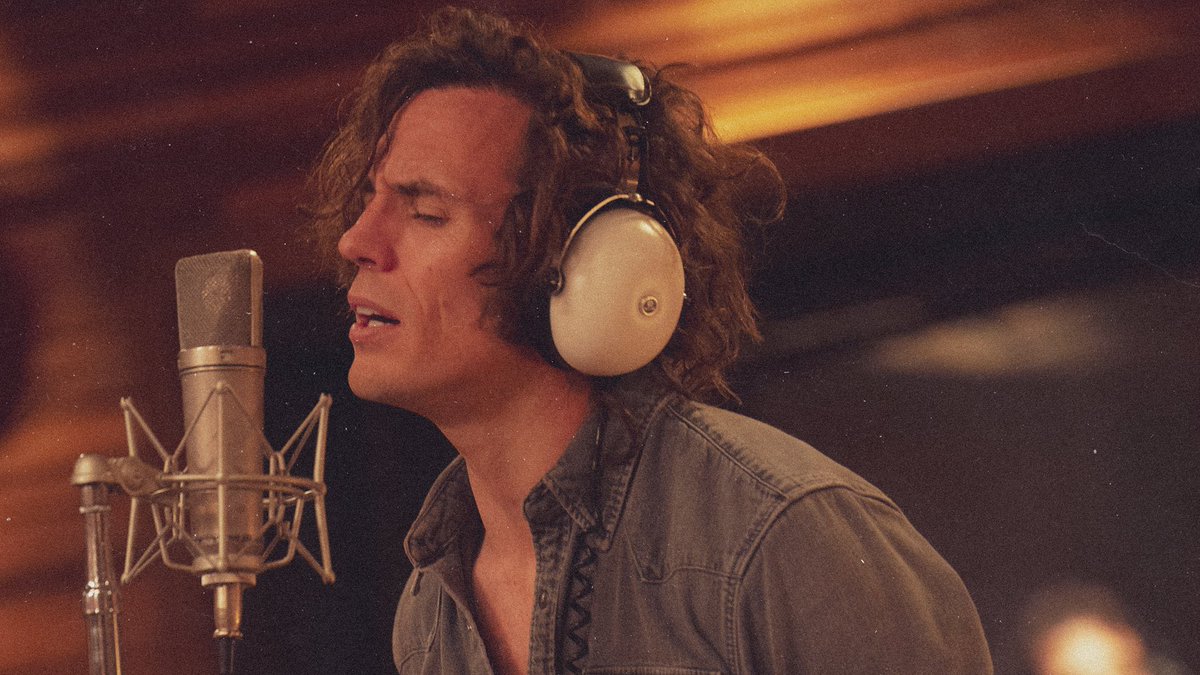 CurlySueChick19's tweet photo. I will ALWAYS be attracted to a musician, or an actor playing a musician 😉 @samclaflin @daisyjonesand6 #truthtweet https://t.co/QZsmhwWEXZ