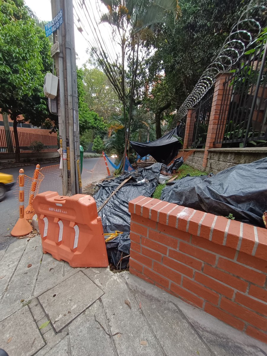 juancmartinezgr's tweet photo. Y las obras que comienzan y que dejan sin terminar que ...en la Cl 5 x Cr 76 lleva ya un mes y el contratista dejó la obra tirada y el lema del alcalde de "sin escombros en la vía" le quedó en palotes https://t.co/L9ViSxhZWz