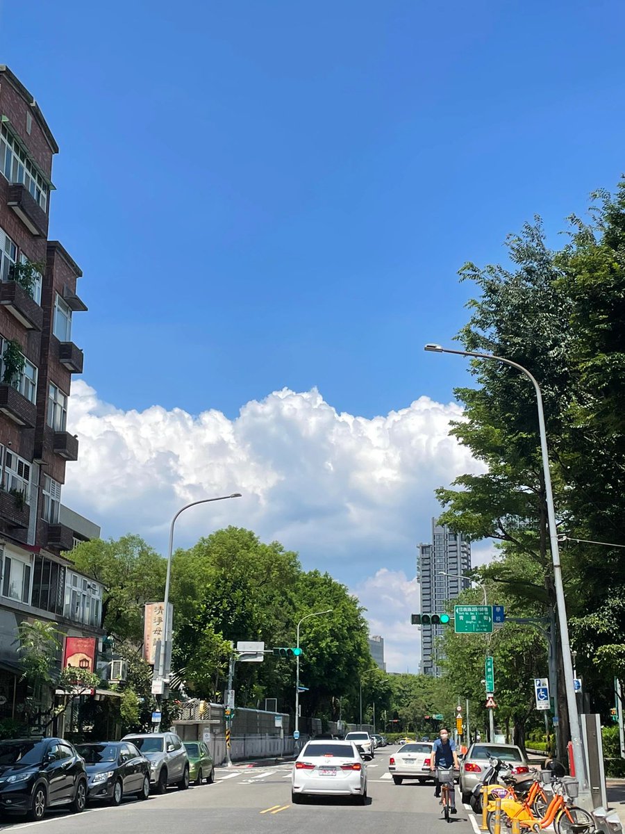 abbaslo95's tweet photo. 台北街頭｜太喜歡看☁️了|||特別是這種大塊大塊 像棉花糖一樣的☁️
好喜歡 https://t.co/k3nndMLNIO