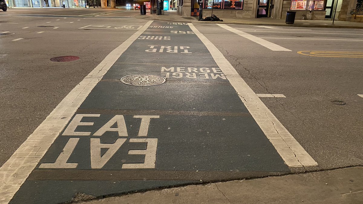 north0fnorth's tweet photo. huge fan of the street in downtown Chicago that just shouts random words at you https://t.co/8FminZKiMd