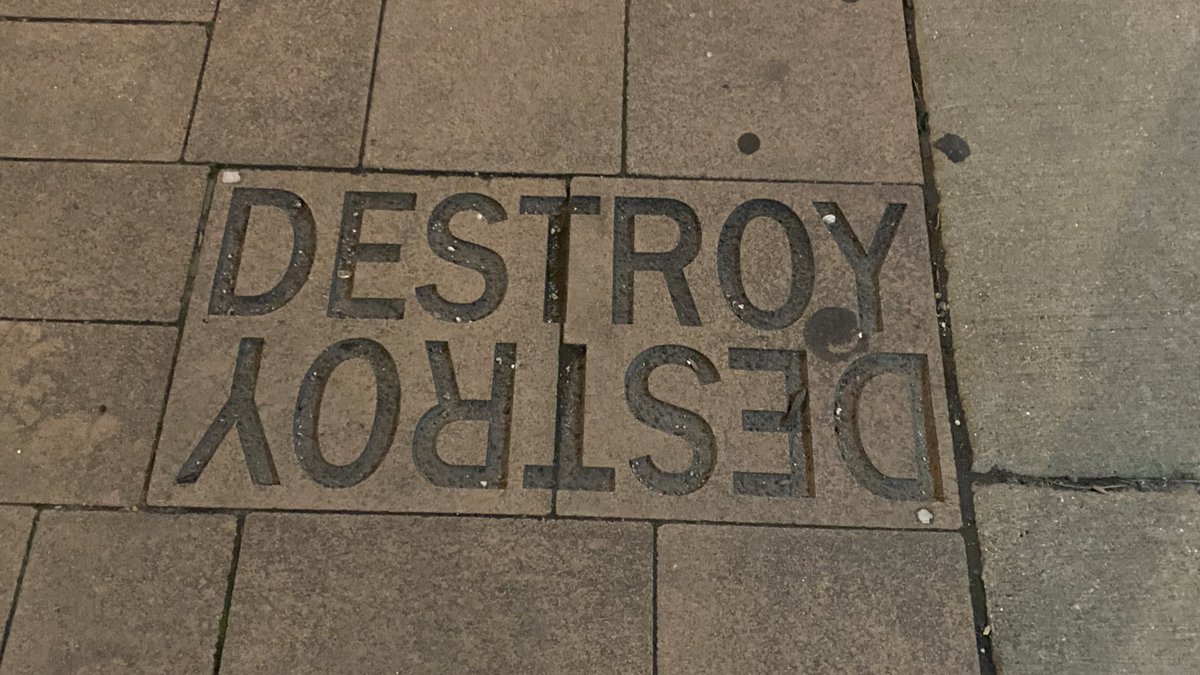 north0fnorth's tweet photo. huge fan of the street in downtown Chicago that just shouts random words at you https://t.co/8FminZKiMd