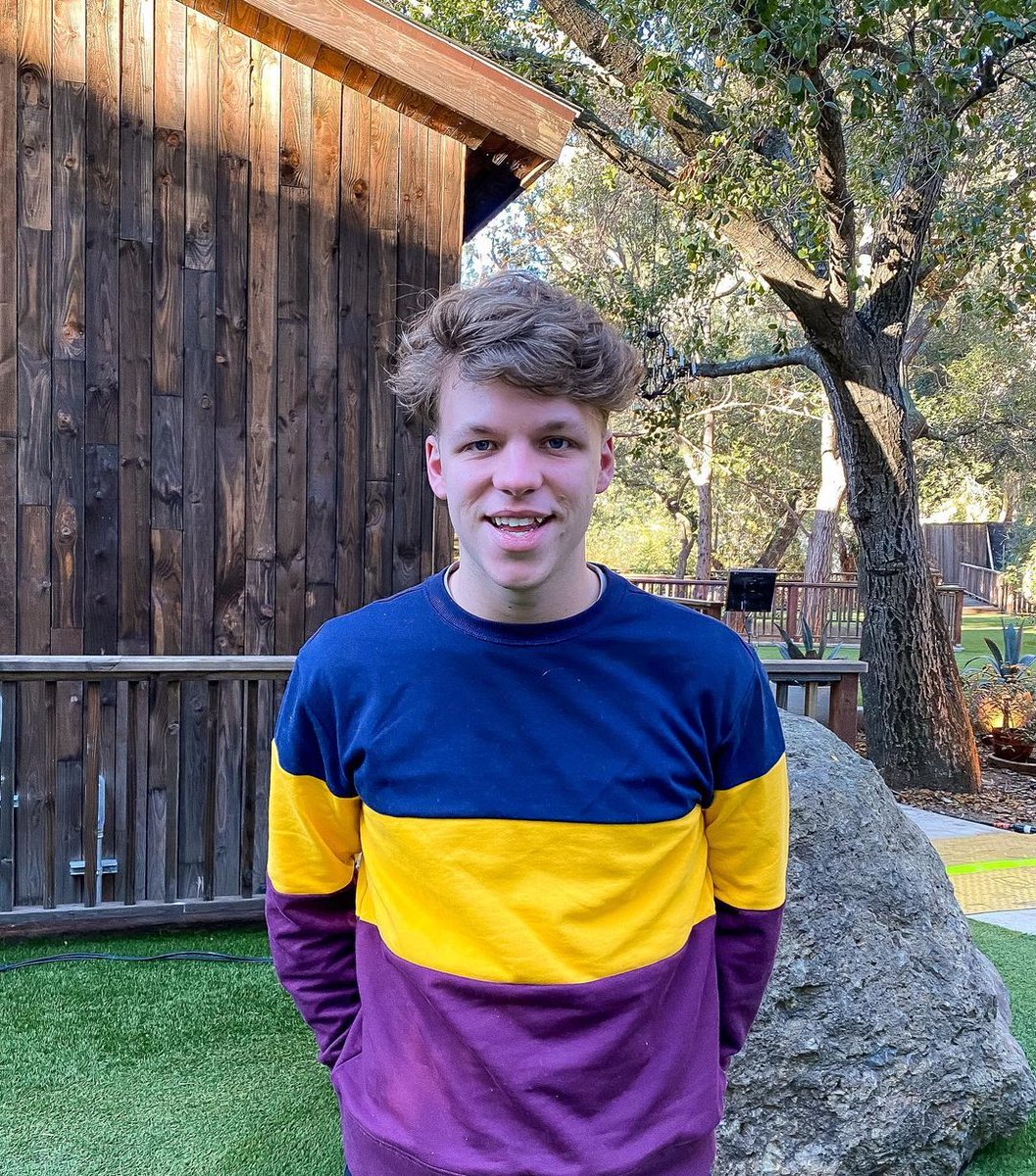 itsdawsonwayne's tweet photo. Weird picture, but tune in to @AmericanIdol right now to see if I made it to the #Top24! #AmericanIdol
#dawsononidol #AmericanIdol https://t.co/MkWisEUGI2