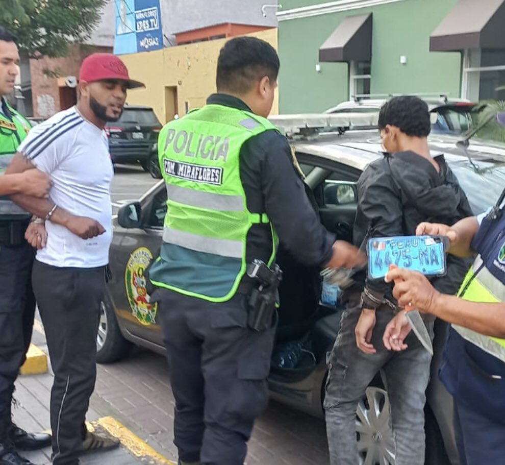 miraflores24h's tweet photo. 🚨CAPTURA🚨
Serenazgo con apoyo de la PNP, logró capturar a 2 extorsionadores que desde la semana pasada venían amedrentando a los dueños de una distribuidora de gas en calle Mariano Melgar. Los delincuentes iban a bordo de una moto sin placa y se les encontró un cuchillo 💪🏽👮‍♂️ https://t.co/StOa4NxG4E
