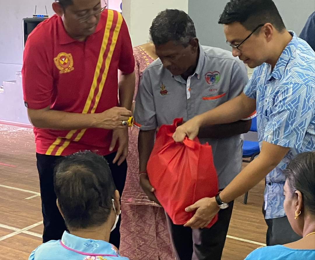 cheanchung's tweet image. Saya &amp;amp; YB @halimey pergi ke Dewan Bunga Kertas di Taman TTDI Jaya untuk program sumbangan bakul makanan yang dikendalikan oleh Skuad Kebajikan Seri Setia. 

Seramai 80 keluarga telah menerima beg makanan daripada NGO Skuad Kebajikan Seri Setia.