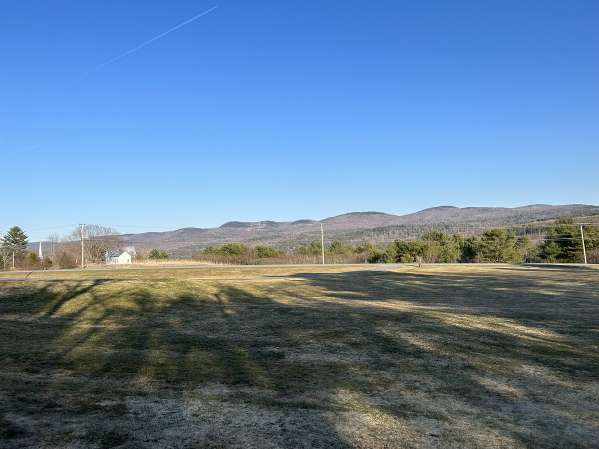 ShawnTWrites's tweet image. Things are starting to get green. Here’s where the wedding tents will go. Please no more snow. Please no more snow. Please no more snow. 😎 #vermont #maywedding #springtimeinvermont #blueskies #mondaymood