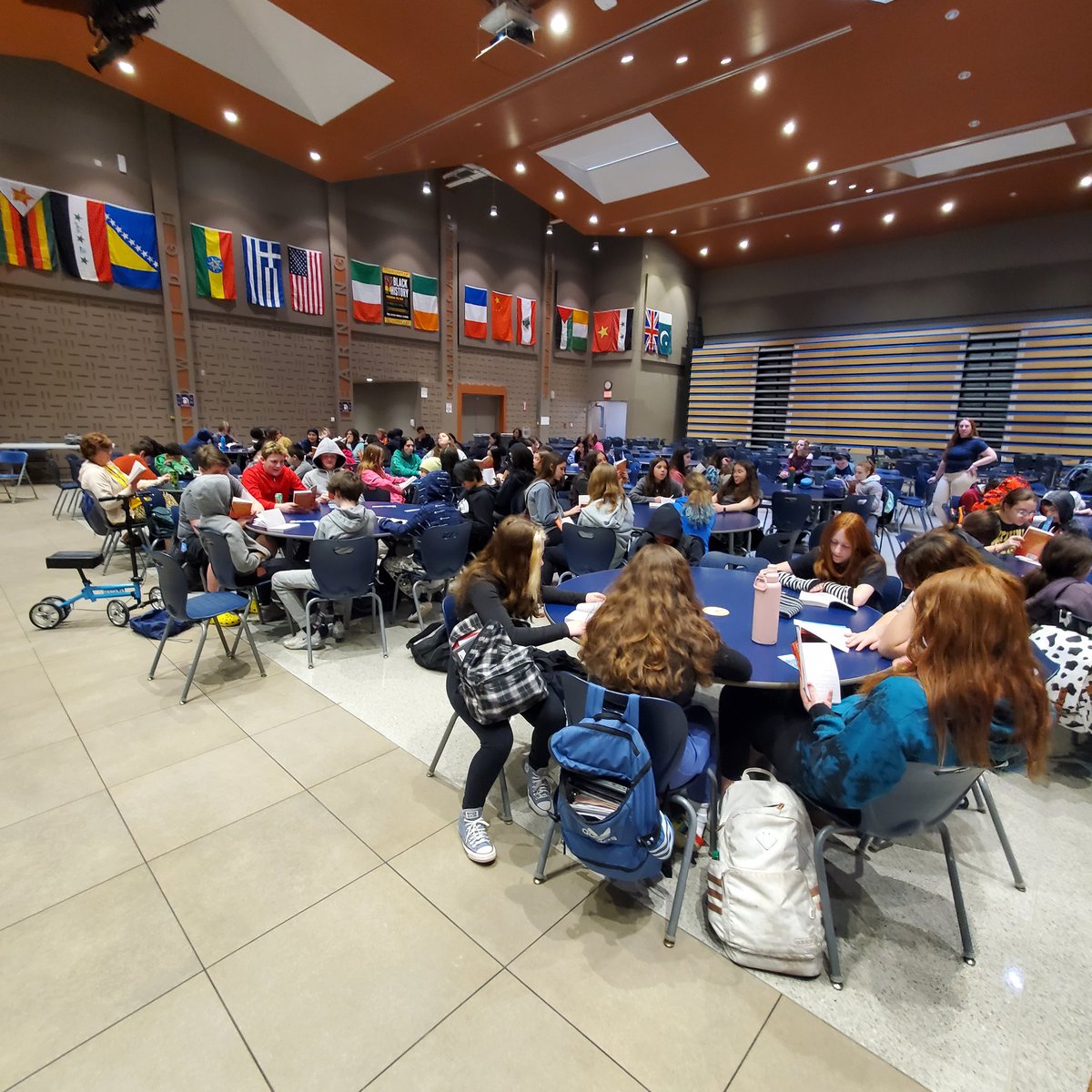spkowalski's tweet photo. #bookapalooza23 has begun!!! Kicked off with appx 250 stdnts today at #esmpgproud! Thx to grants from @readtothem @CLRC, everybody gets a book!!! @gordonkorman https://t.co/b1hY1KBumJ