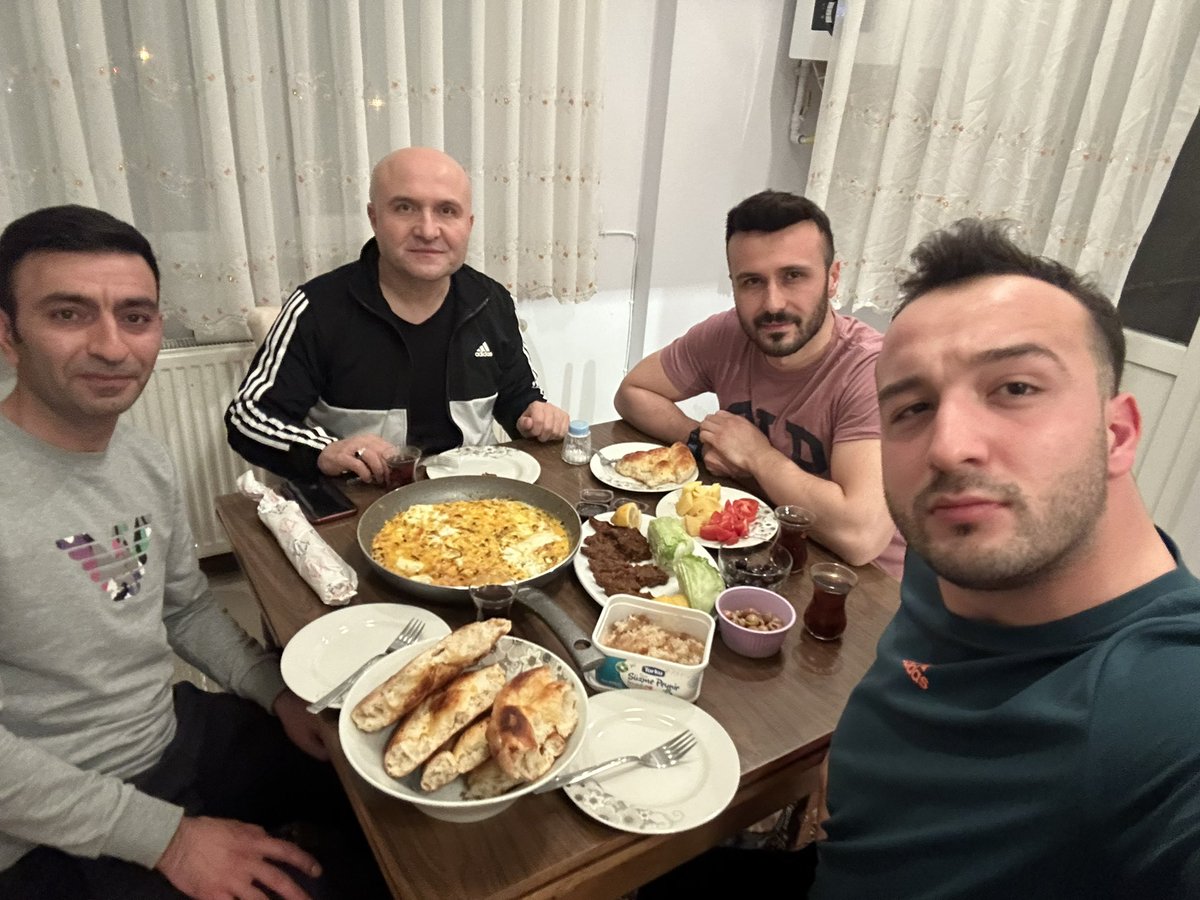 Meclis ekibimle Samsun Atakum’daki evimize yerleştik.

İlk sahurumuzu yaptık, seçim maratonuna hazırız!