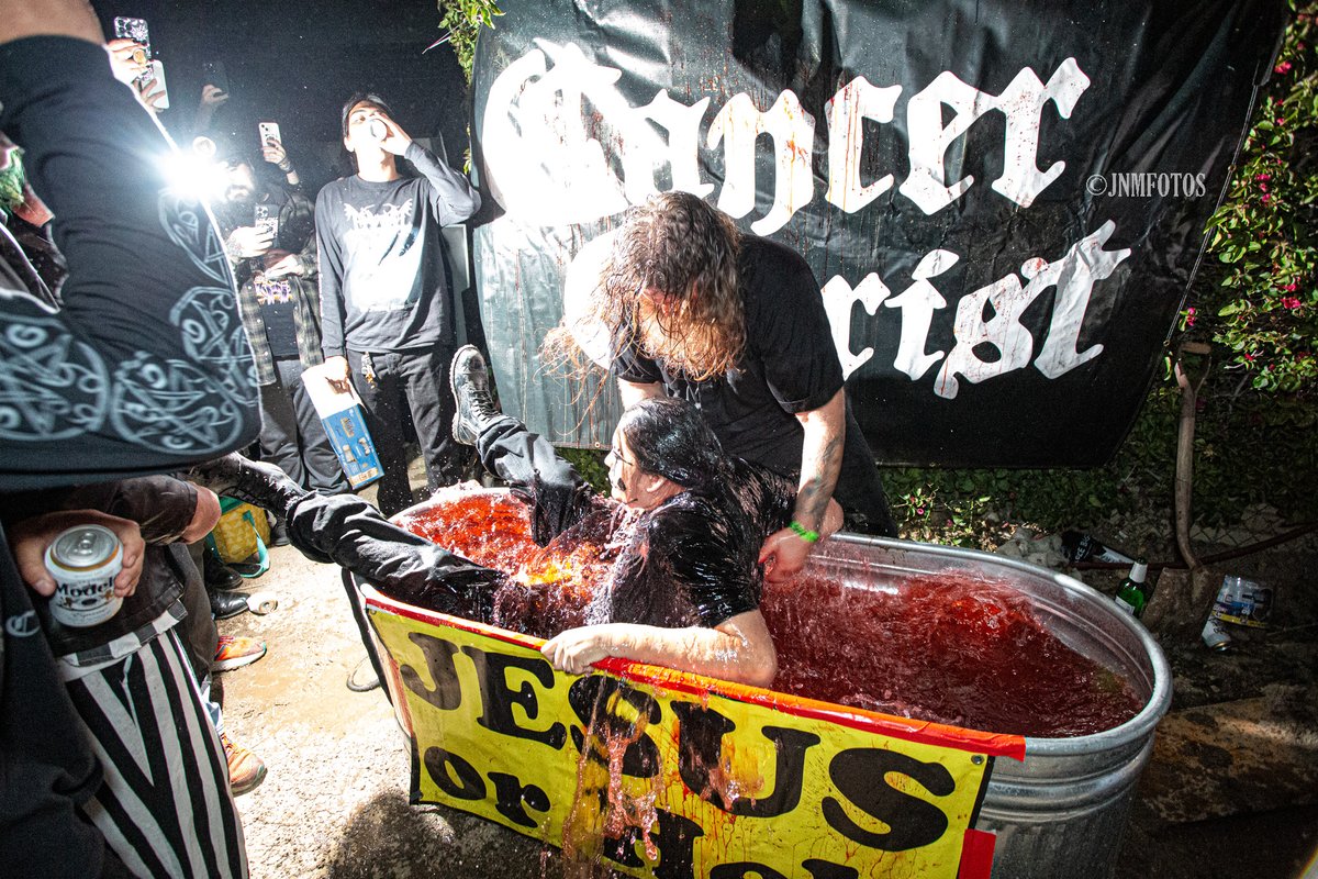 Jnmfotos's tweet photo. #cancerchrist #punk #poorkidsmansion #DIY #concert #backyardshow #losangeles #eastLA #punkband #cancerchristband https://t.co/o9gHcMbDGL