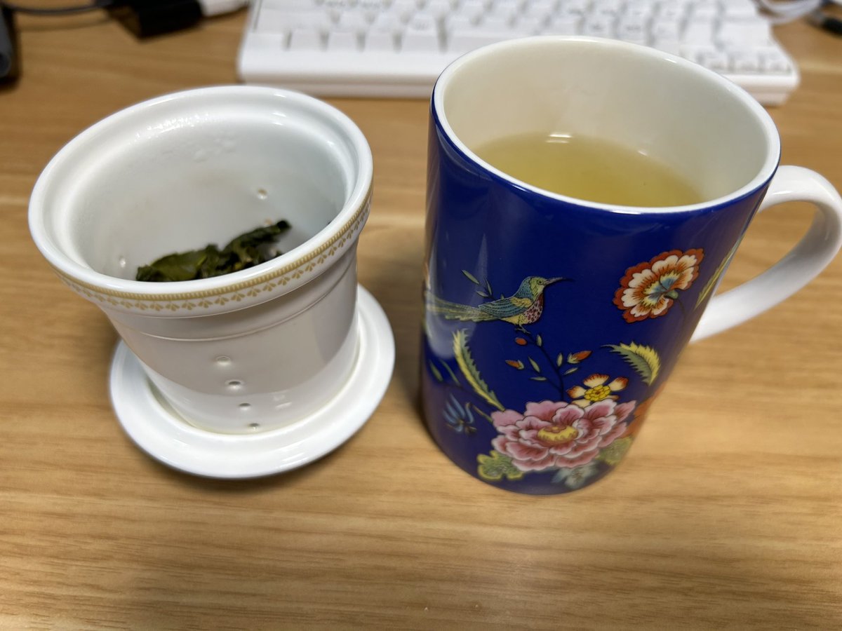 zenpou's tweet photo. 今日も気楽な茶漉し付きマグカップで飲んでます。
茶葉が入れる前、一回目の後、二回目の後と開いていくの楽しいですね https://t.co/xRDyDmkkam