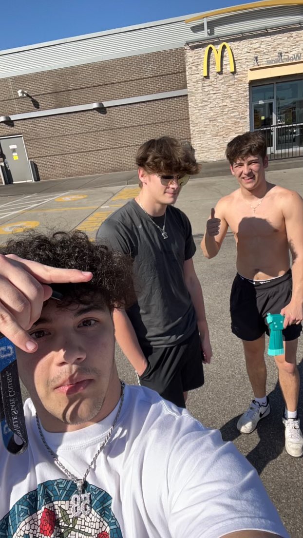 Didn’t take long for Caleb and Buckley to take down their target team Matt and Kent outside the McDonald’s🔫💦