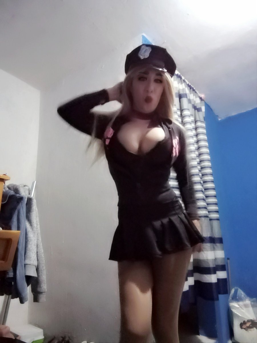 Rt y pon alguna frase de acuerdo con mi atuendo de policía los leo