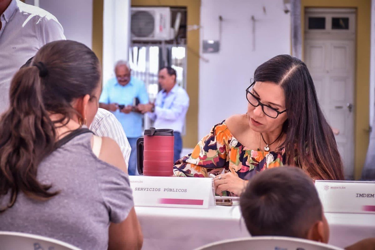 #EscuchandoAlaGente
🤝“Escuchando a la Gente” súpera las 400 atenciones.

A un mes del inicio de las audiencias públicas del Alcalde Edgar González “Escuchando a la Gente”, más de 400 personas han sido atendidas…

Más información 👉 wvw.mazatlan.gob.mx/?p=46961