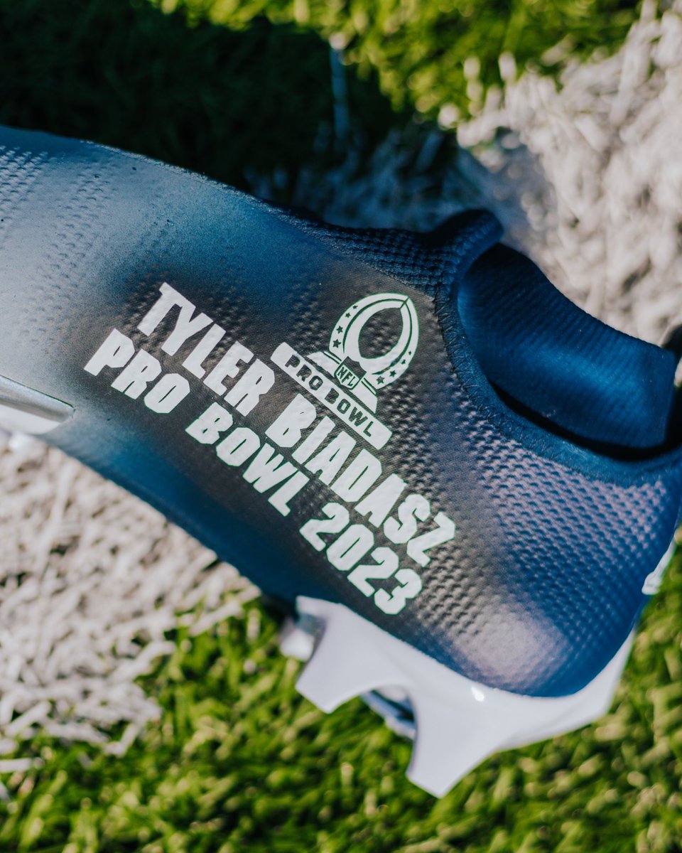 jada_theblock's tweet photo. Pro Bowl Trophy Cleats for Cowboys C Tyler Biadasz!
@TylerBiadasz
@dallascowboys
#customcleats #customshoes #customsneakers #customart #nfl #nfldraft #nflfootball #football #tylerbiadasz #dallascowboys #cowboys #probowl https://t.co/VIz7aBVpWQ