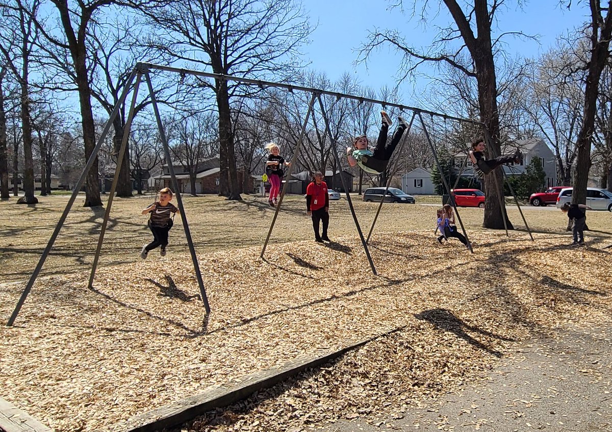KinglandKClass's tweet photo. When it's 75Β° and βοΈ after the loooong winter months we've had here in MN..... EXTRA outside time is a must! #springisfinallyhere #lincolnproud https://t.co/8lcrZ86hD9