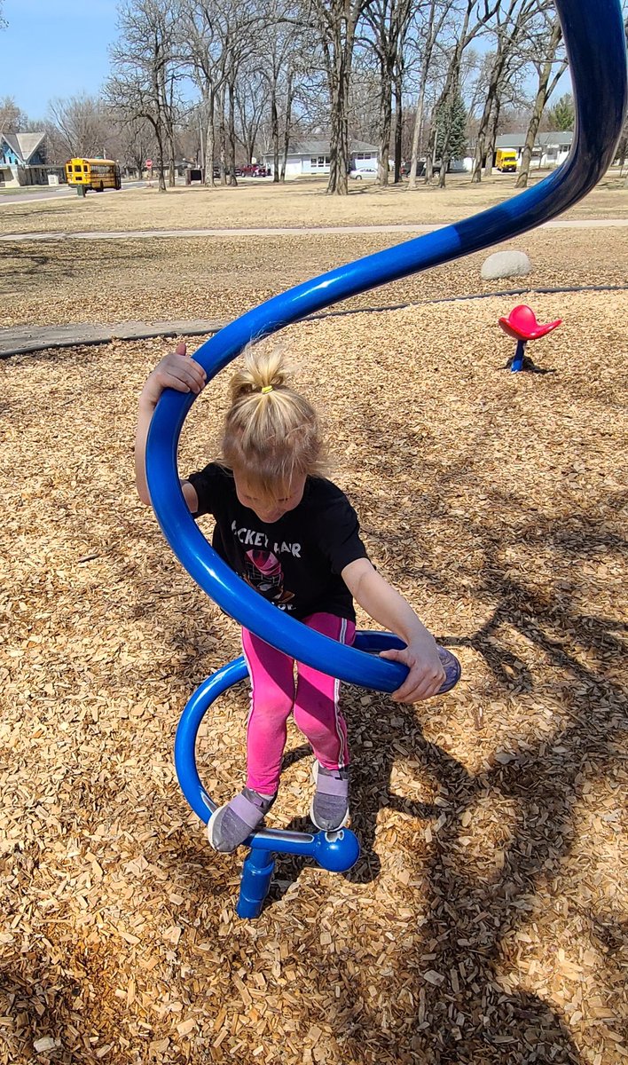 KinglandKClass's tweet photo. When it's 75Β° and βοΈ after the loooong winter months we've had here in MN..... EXTRA outside time is a must! #springisfinallyhere #lincolnproud https://t.co/8lcrZ86hD9