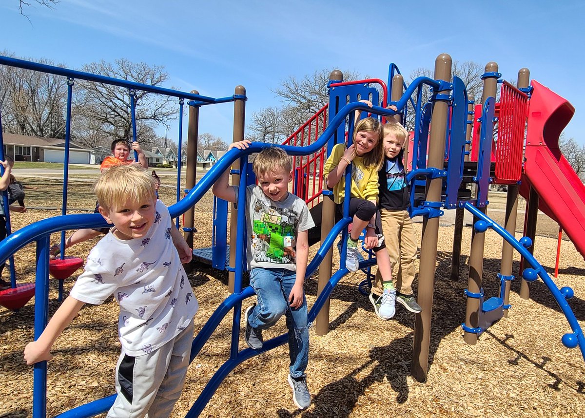 KinglandKClass's tweet photo. When it's 75Β° and βοΈ after the loooong winter months we've had here in MN..... EXTRA outside time is a must! #springisfinallyhere #lincolnproud https://t.co/8lcrZ86hD9