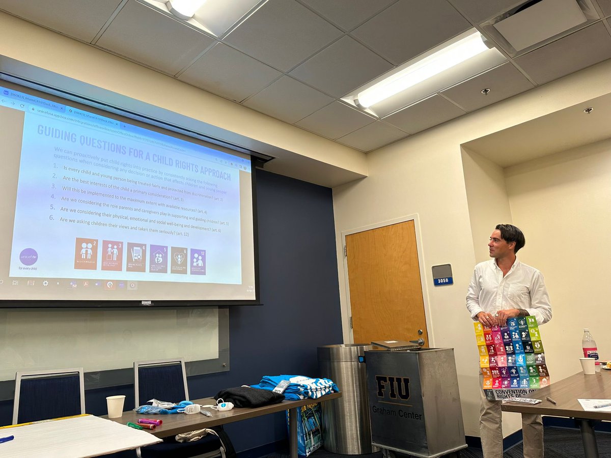suarezeana's tweet photo. Massive thank you to all the interested people + prospective volunteers who came out to our talk on the Convention on the Rights of the Child. Such a joy meeting you all! #unicefusa #ForEveryChild https://t.co/KEl95HQmZw