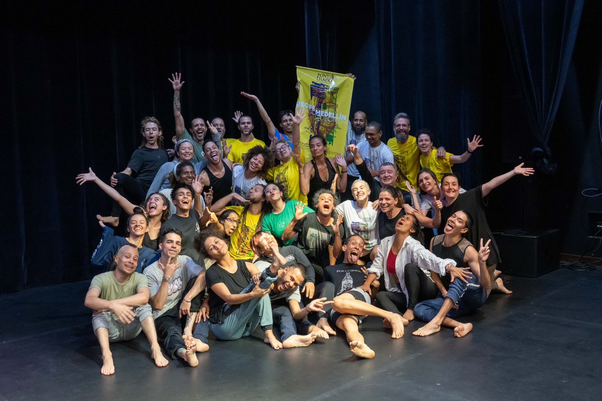 DSanIgnacio's tweet photo. ¡Así estamos viviendo la Residencia Pontilhados en el Distrito San Ignacio! 💃🏾😍 Esta experiencia, iniciativa del Claustro Comfama y del @grupoexperimental, ha permitido un intercambio fascinante de aprendizajes, historias y movimientos entre artistas de Brasil y Colombia. 🇧🇷🇨🇴 https://t.co/mroZJqHWjB