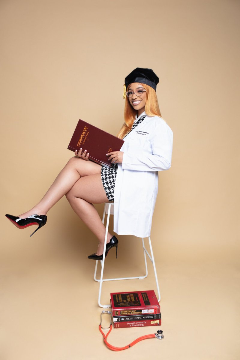 ItsBrianna_'s tweet photo. 4 years, 334 credit hours and 5 National Board Exams later… I am officially a DOCTOR! I’ve been through every emotion possible throughout this journey but it was definitely worth it to see my dreams finally become a reality!🔥 
-Dr. Brianna Johnson, DC https://t.co/4zNewV83dW