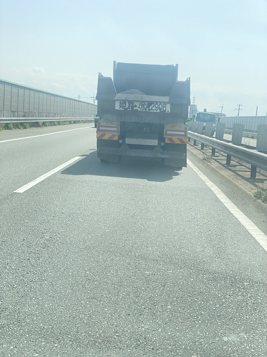 kazbonfire's tweet photo. いま加古川バイパス走ってるんですが、このダンプ最悪👎
詰んでる砂利だか鉄粉が飛んで来まくり…
あかんやろ‼️

 #拡散希望 https://t.co/jMDpk8Ik2b