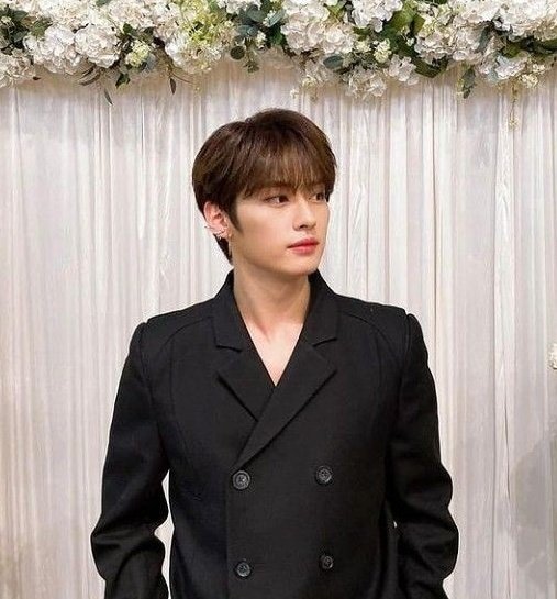 98rkives's tweet photo. wedding day:.            the next morning: https://t.co/oLIwH7yZzm