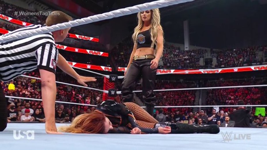 RT @WrestleOps: TRISH STRATUS TURNS ON BECKY LYNCH! 

HEEL TRISH IS BACK!

We. Are. Finally. Cooking.

#WWERAW https://t.co/lDNeWg9OKz