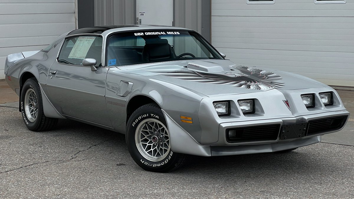Barrett_Jackson's tweet image. Lot 679 - Get ready to turn heads with this 1979 #PontiacFirebird #TransAm featuring only 682 miles!

Join us at the South #Florida Fairgrounds, April 13-15, to see this #Pontiac #Firebird cross the #PalmBeach Auction block with No Reserve.

See more: bit.ly/PB23-79Pontiac…