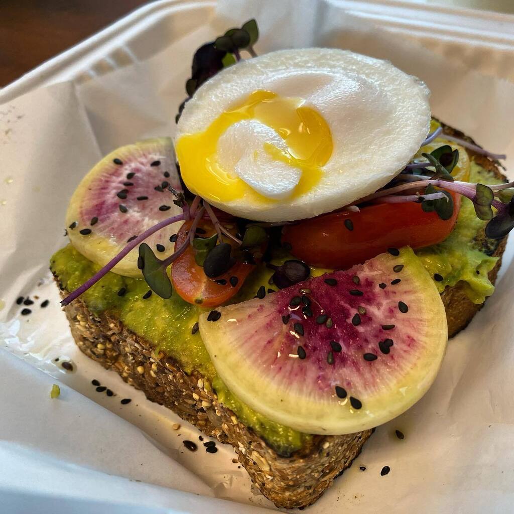 queenkv's tweet photo. #kvpinmybelly A delightful breakfast at my desk from @mattsbigbreakfast.
🥑 Avocado toast with sliced, cherry tomatoes, microgreens, radish, black sesame seed and Maldon sea salt. Topped with a poached egg 🍳
NOM!
#kvpaz
#breakfast
#avocado
#avoc… https://t.co/SEX1QpiFYy https://t.co/L4e275cEkl