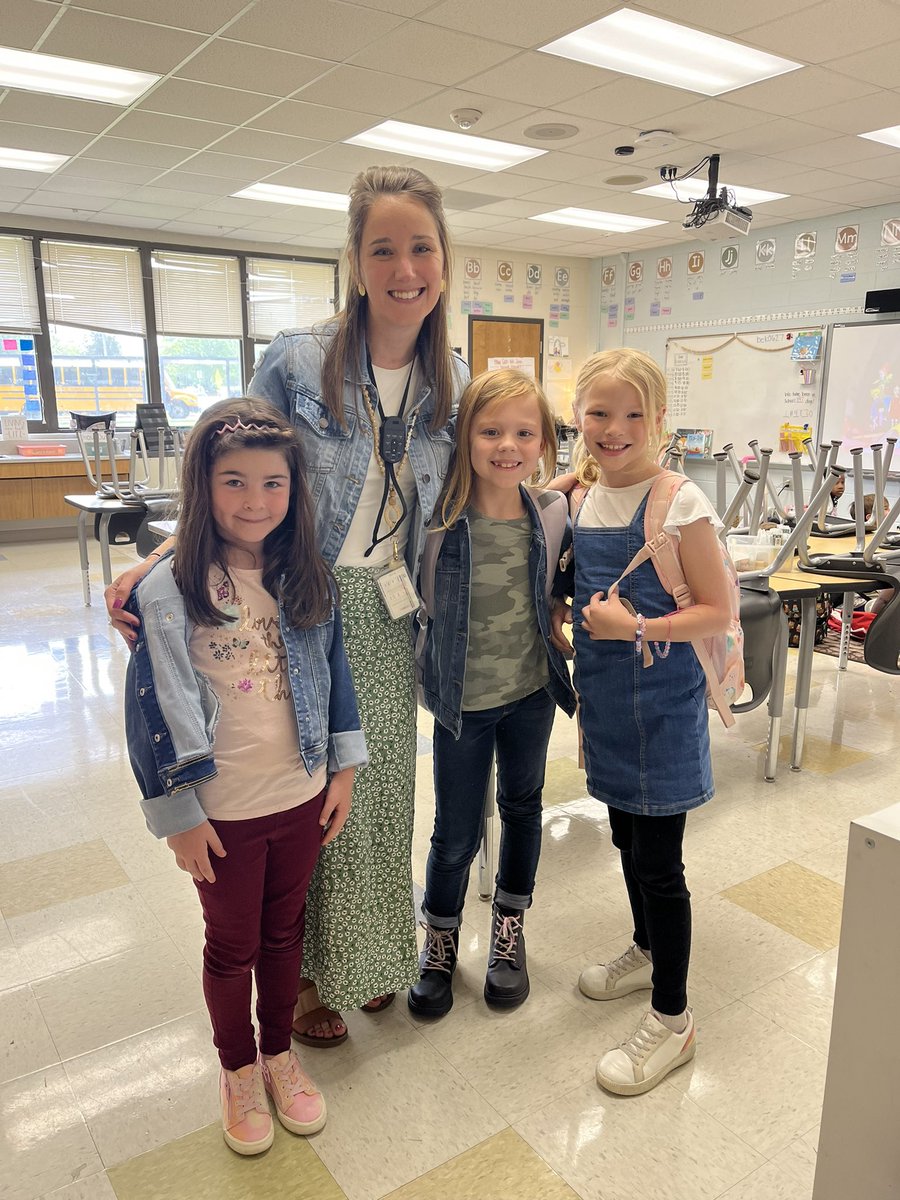 MrsTurnerLES's tweet photo. Matching in our denim today!! Had to get a picture with these sweet ladies! 
@lexingtonelemsc https://t.co/f1R9C571g2
