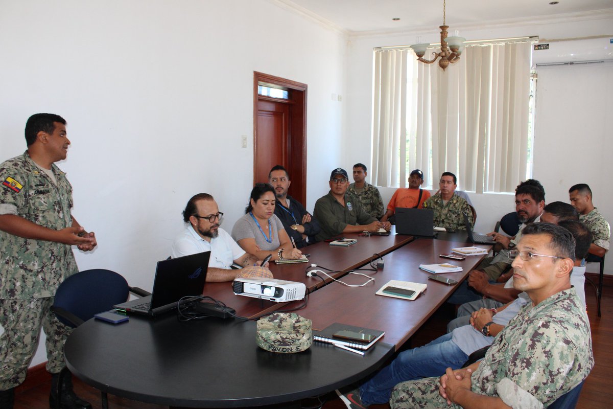 armada_ecuador's tweet photo. #Galápagos | La #ArmadaEcuatoriana, a través de la Dirección Regional de los Espacios Acuáticos #Insular #DIRGIN, junto al @parquegalapagos y el consejo de gobierno, se reunieron con dirigentes del sector #pesquero, para tratar temas de las regulaciones y el control.
#FFAAContigo https://t.co/zdVveSHvud
