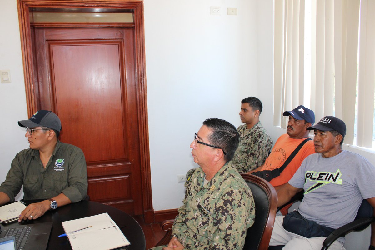 armada_ecuador's tweet photo. #Galápagos | La #ArmadaEcuatoriana, a través de la Dirección Regional de los Espacios Acuáticos #Insular #DIRGIN, junto al @parquegalapagos y el consejo de gobierno, se reunieron con dirigentes del sector #pesquero, para tratar temas de las regulaciones y el control.
#FFAAContigo https://t.co/zdVveSHvud