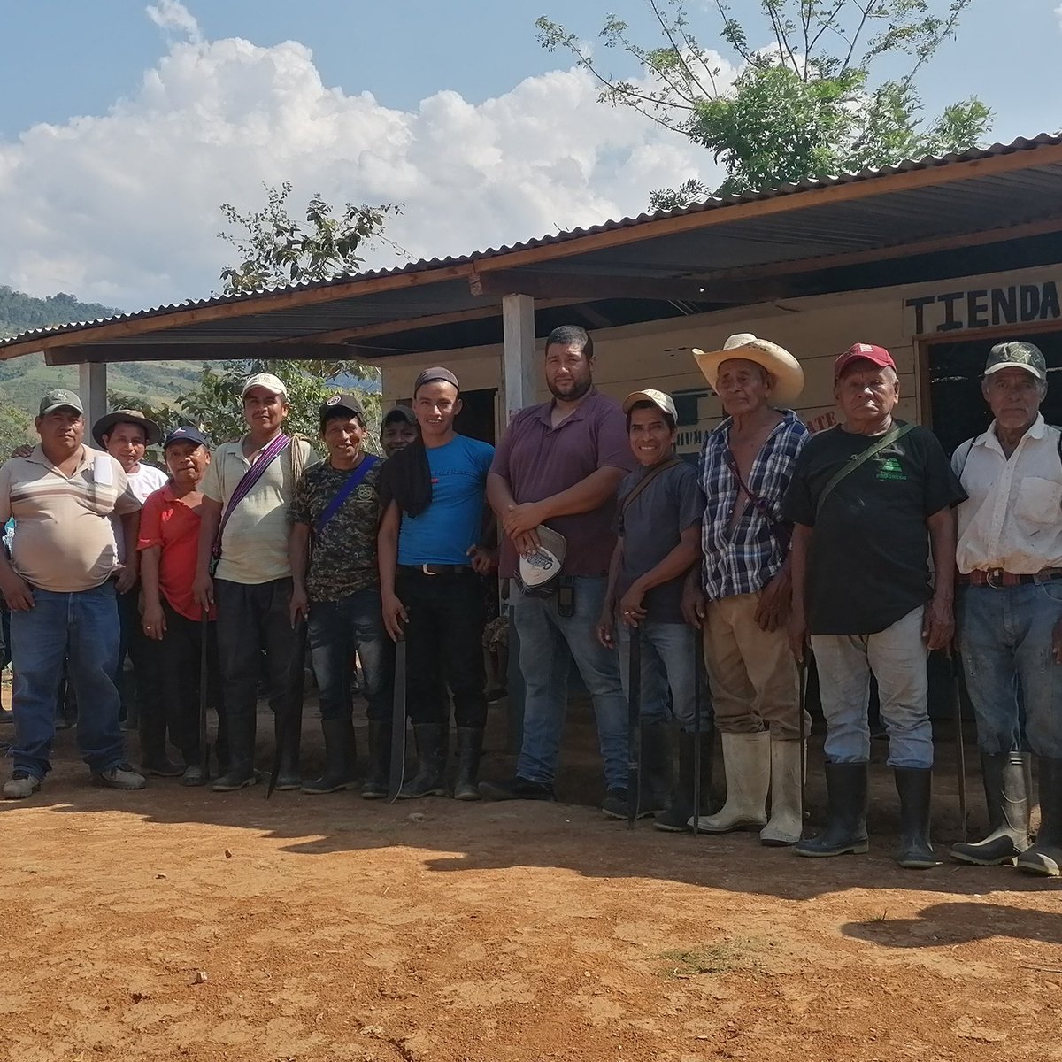 #MEM llevó a cabo una identificación de hogares sin electrificar en la comunidad La Rozona de #Panzós, #AltaVerapaz.
Asistieron líderes comunitarios, se identificaron 229 hogares sin energía eléctrica y se estima beneficiar a 1,266 personas.
#ElectrificaciónDelPaís