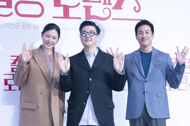 Cast of upcoming movie 'Killing Romance' had a press-conference. 

#SouthKorean #comedy #movie #Killingromance #킬링로맨스 #이선균 #이하늬 #영화