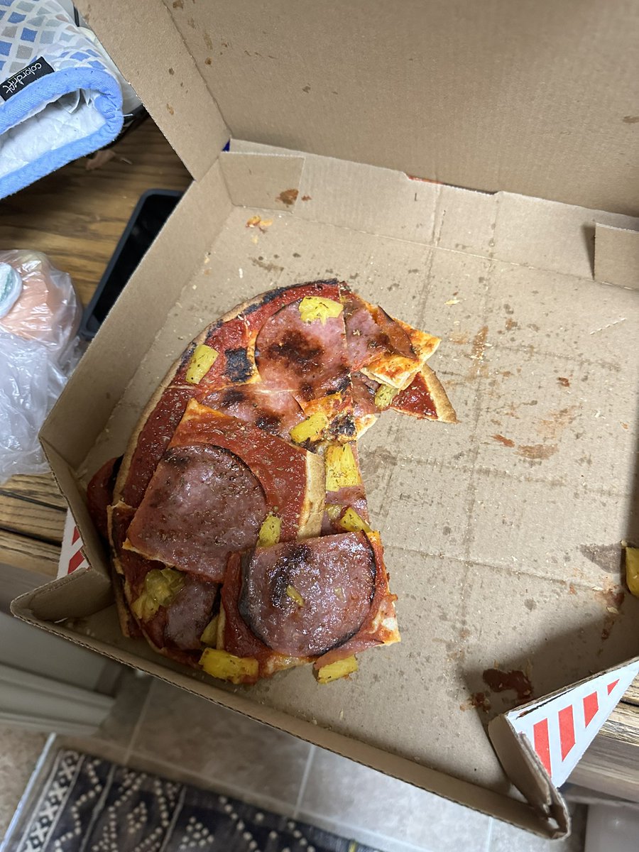 SomeCallMeCasey's tweet photo. @dominos I’m a little disappointed in the delivery service. First time ordering in a while. Thought I’d give a new location a try. Same results. https://t.co/qr7XgUCIFL