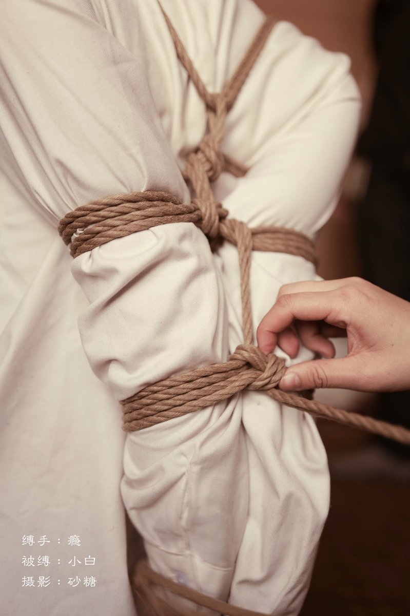 缚手瘾姐上线中～感谢这些被缚小伙伴 真是我的快乐之源 然后<a href="/CaiCai_Shibari/">縩綵菜菜</a>菜菜  <a href="/yizhixiaoxinxin/">一只小新新</a> 小新<a href="/JljaSZ2tGhDGZa9/">诺白</a> 小白
#绳 #捆绑