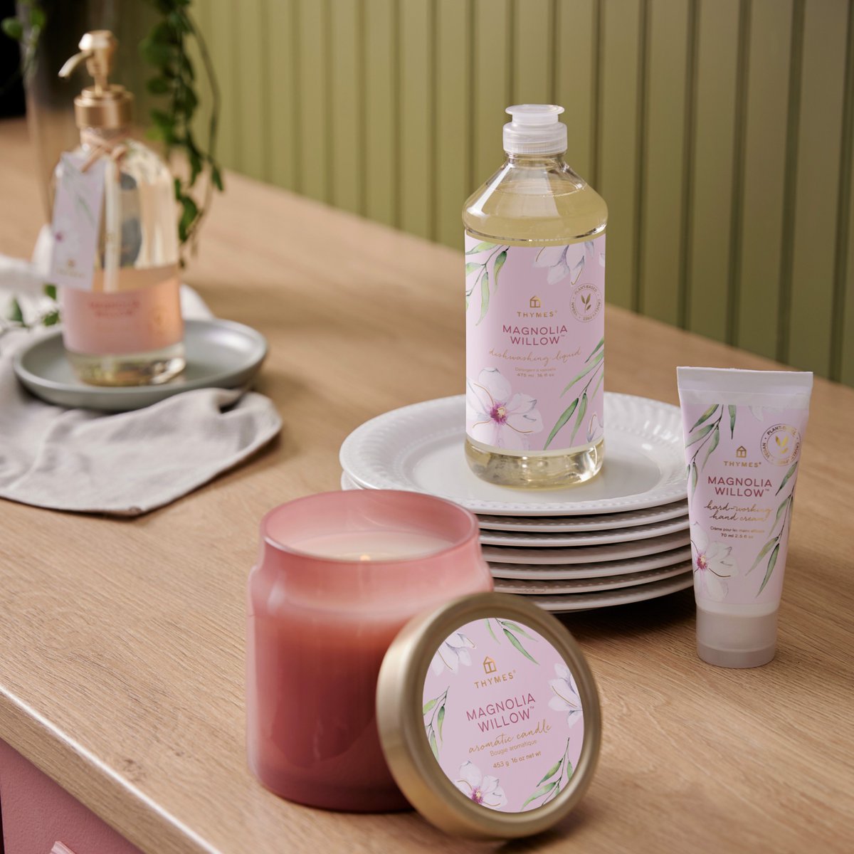 Reminiscent of sunshine rays on a blossoming garden, the refreshing Magnolia Willow fragrance inspires joy and renewal.