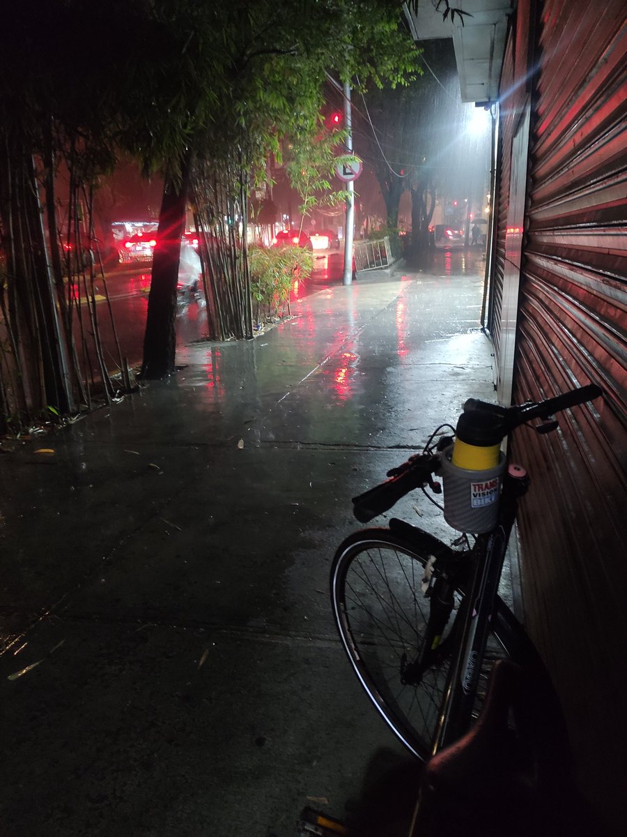 La lluvia ⛈️ no detendrá los @30diasenbici #30DEB #ridelikeagirl ... Nos tapamos y a seguirle 🚴🏼‍♀️💨💦