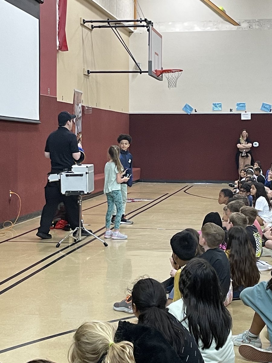 Jones_Teaches's tweet photo. A fun-filled and busy day - 4th graders enjoyed Lunch on the Lawn and a motivating magic show from James Wand! ⁦@HMECardinals⁩ #hmeproud https://t.co/D3Kz7zR2s6