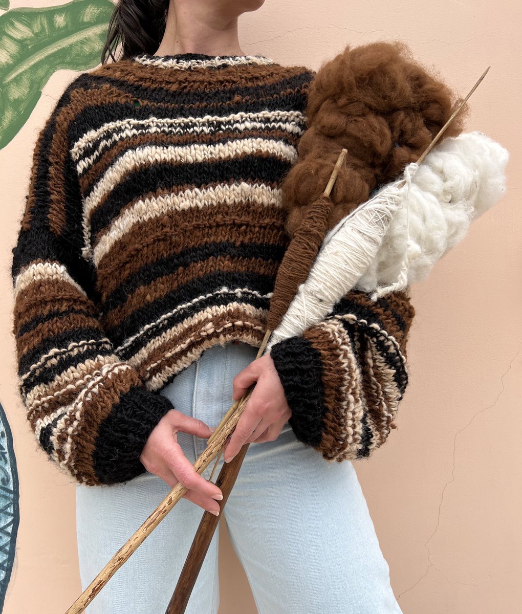 ¿Sabías que cada día es más difícil encontrar prendas de alpaca hiladas a mano? Hoy, la mayoría de hilos se producen en máquinas. 

Este es nuestro 1er sweater de alpaca ecuatoriana  pura que utiliza la milenaria tradición de hilar a mano. 

¡Más suave de lo que puedas imaginar!
