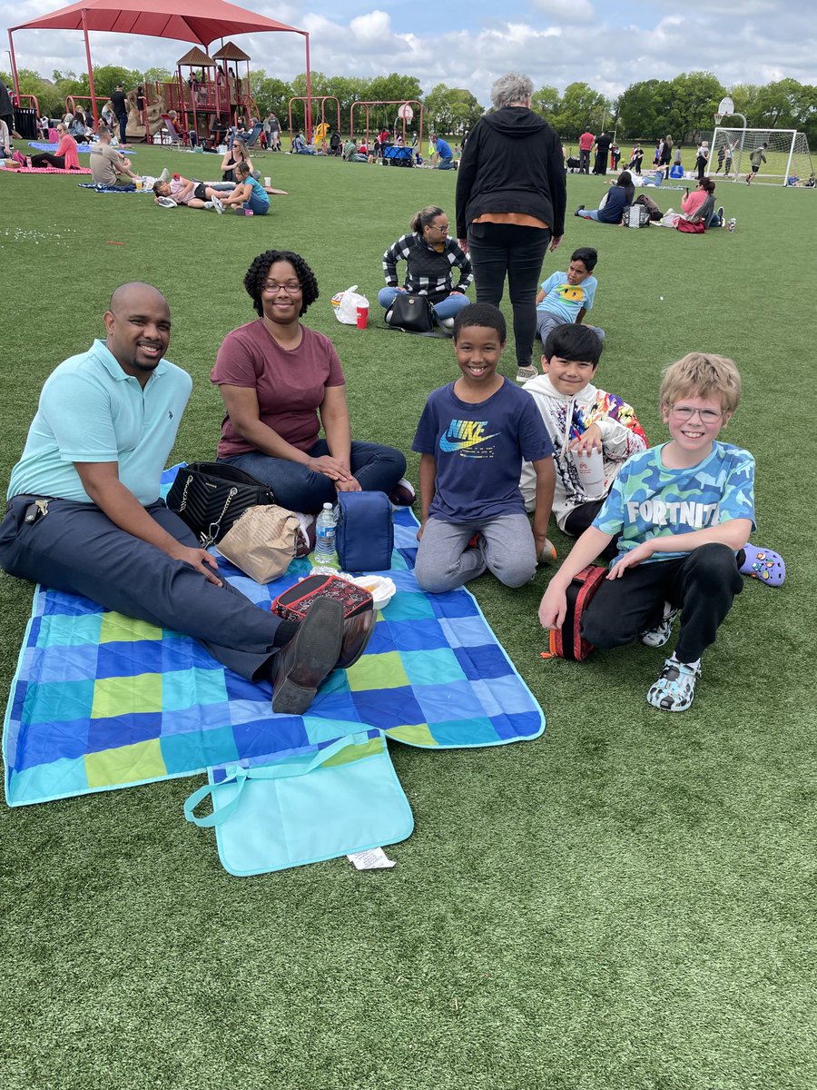 Jones_Teaches's tweet photo. A fun-filled and busy day - 4th graders enjoyed Lunch on the Lawn and a motivating magic show from James Wand! ⁦@HMECardinals⁩ #hmeproud https://t.co/D3Kz7zR2s6