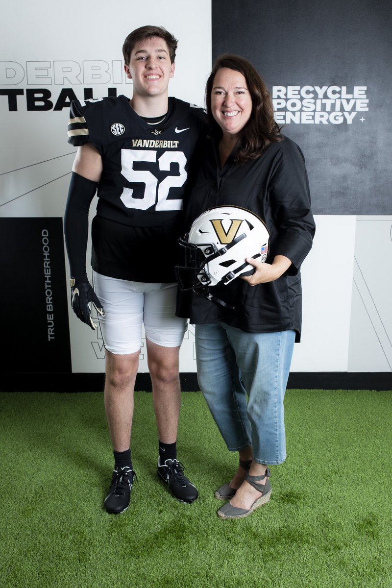 Had a great visit at @VandyFootball ! Thank you @j_lepak and @CoachLustig for having me out. Can’t wait to be back! @KCIrishFootball @deanlcokinos @athletics_wave @HKA_Tanalski @CMontgomeryLS @KohlsSnapping